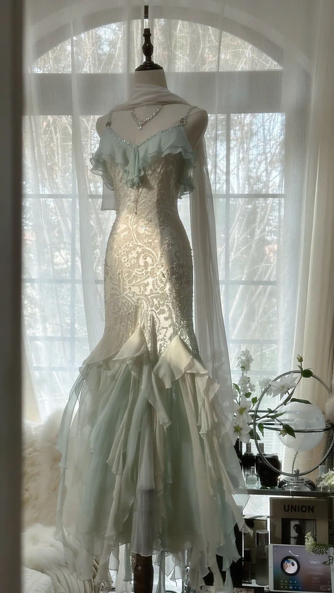 White Mint Green Romantic Fashion Elegant Delicate Beaded Lace Spaghetti Straps Long Tulle Chiffon Ruffle Ball Gown Evening Gown Party Dress HZ1023